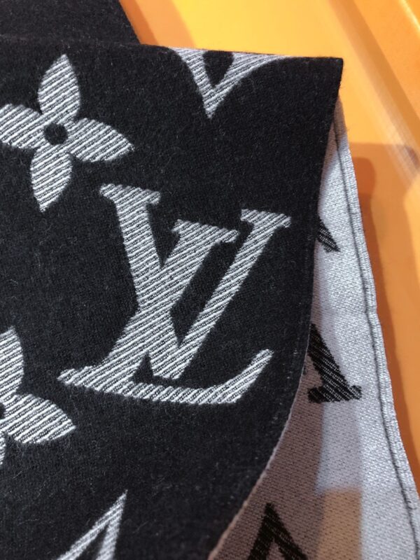 LV Essential Monogram Black/White Scarf