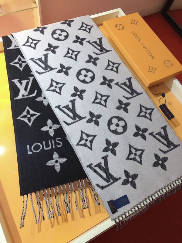 LV Essential Monogram Black/White Scarf