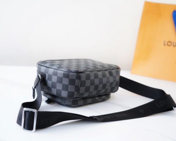 LC269 - Louis Vuitton Black Fashion Bag