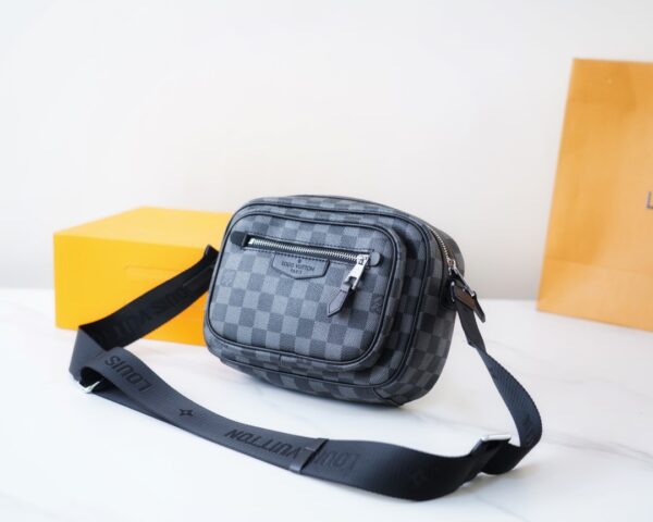 LC269 - Louis Vuitton Black Fashion Bag