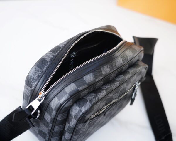LC269 - Louis Vuitton Black Fashion Bag