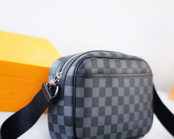 LC269 - Louis Vuitton Black Fashion Bag