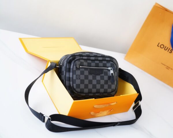 LC269 - Louis Vuitton Black Fashion Bag