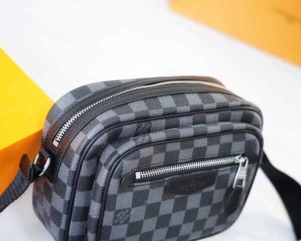 LC269 - Louis Vuitton Black Fashion Bag