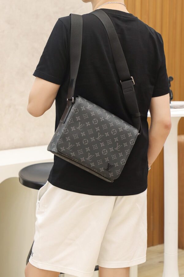 LC709 – Louis Vuitton 𝐃𝐈𝐒𝐓𝐑𝐈𝐂𝐓 M44000 Size 25 cm Top Quality