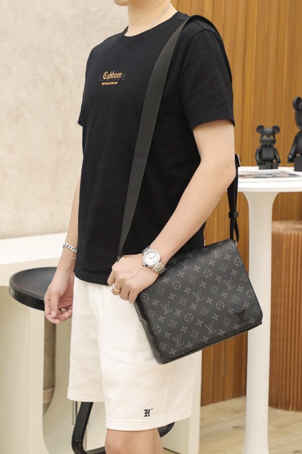 LC709 – Louis Vuitton 𝐃𝐈𝐒𝐓𝐑𝐈𝐂𝐓 M44000 Size 25 cm Top Quality