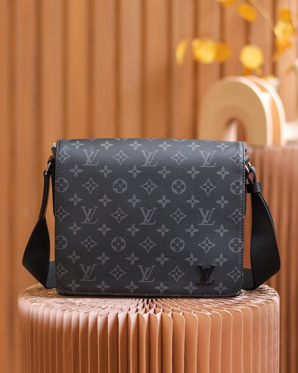 LC709 – Louis Vuitton 𝐃𝐈𝐒𝐓𝐑𝐈𝐂𝐓 M44000 Size 25 cm Top Quality