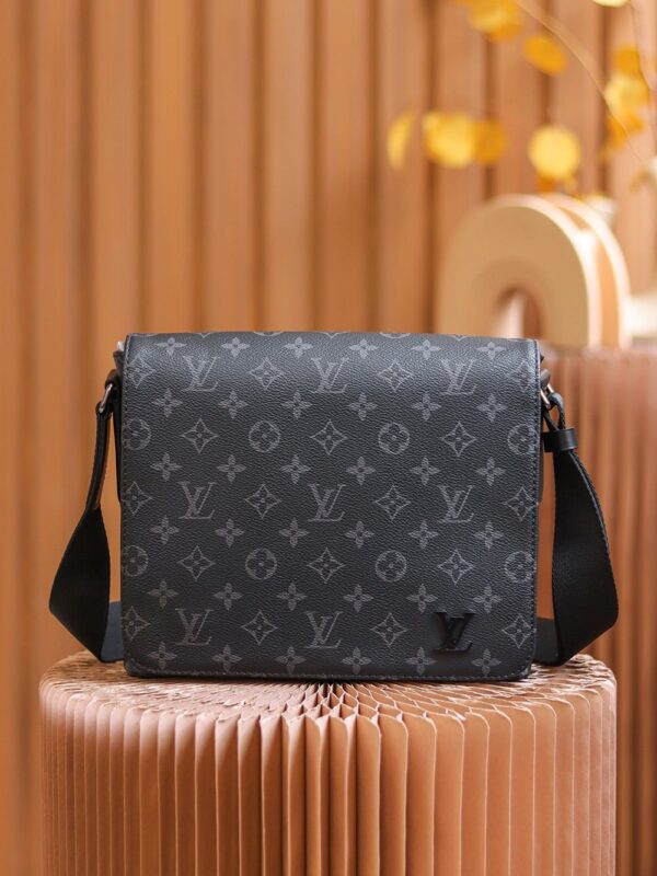 LC709 – Louis Vuitton 𝐃𝐈𝐒𝐓𝐑𝐈𝐂𝐓 M44000 Size 25 cm Top Quality