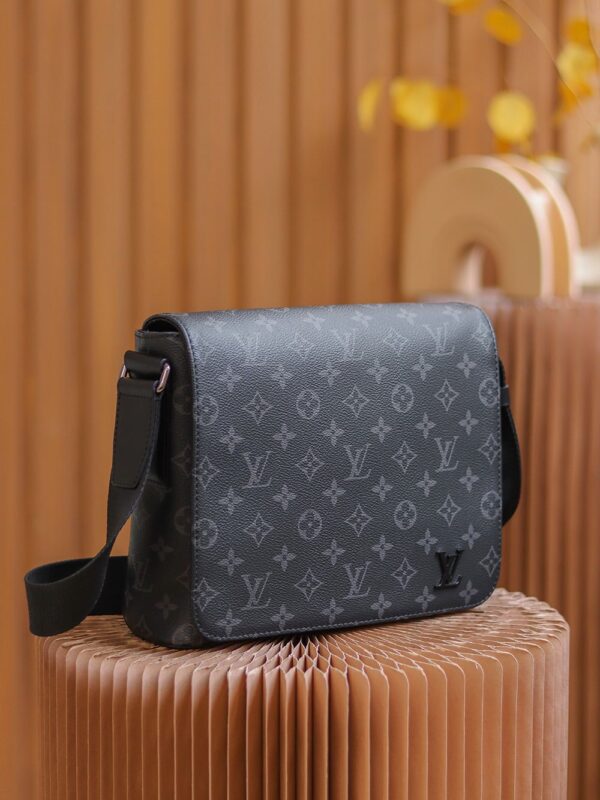 LC709 – Louis Vuitton 𝐃𝐈𝐒𝐓𝐑𝐈𝐂𝐓 M44000 Size 25 cm Top Quality