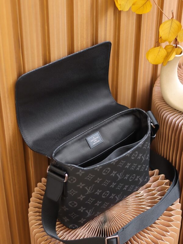 LC709 – Louis Vuitton 𝐃𝐈𝐒𝐓𝐑𝐈𝐂𝐓 M44000 Size 25 cm Top Quality