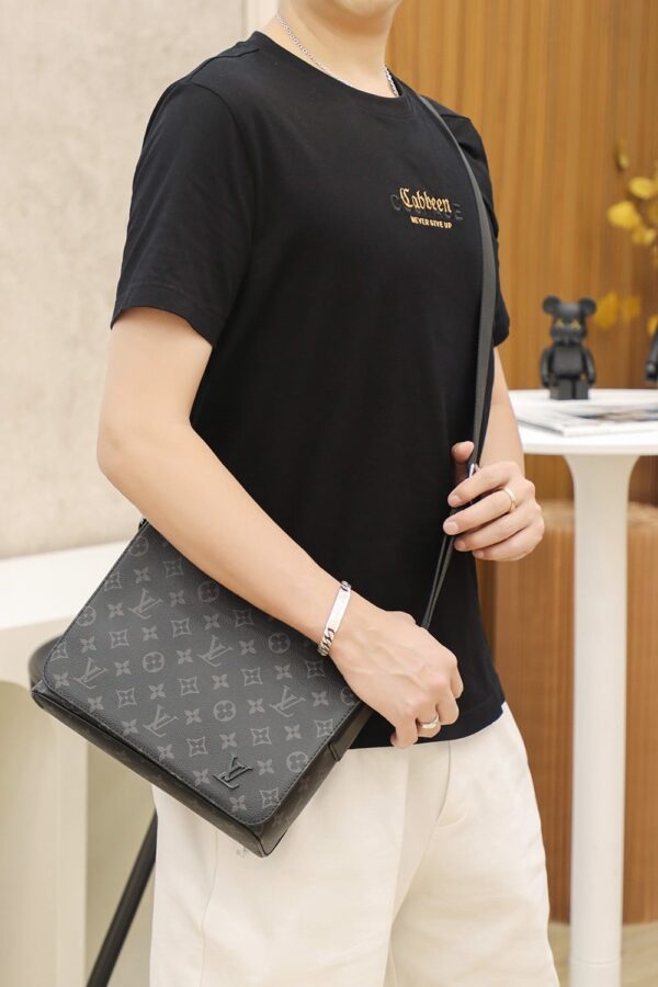 LC709 – Louis Vuitton 𝐃𝐈𝐒𝐓𝐑𝐈𝐂𝐓 M44000 Size 25 cm Top Quality