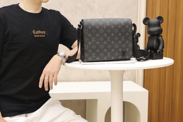 LC709 – Louis Vuitton 𝐃𝐈𝐒𝐓𝐑𝐈𝐂𝐓 M44000 Size 25 cm Top Quality