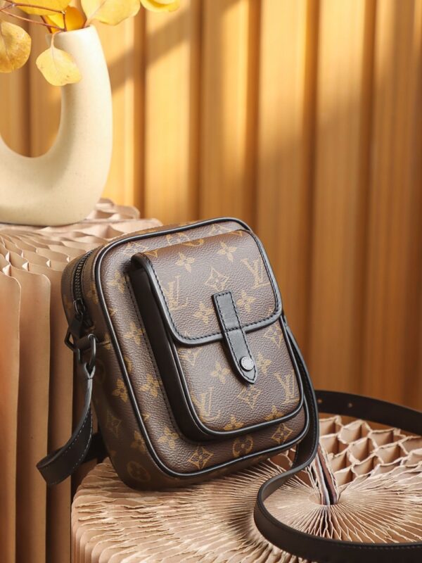 LC711 – Louis Vuitton 𝐂𝐇𝐑𝐈𝐒𝐓𝐎𝐏𝐇𝐄𝐑 M69404 Top Quality