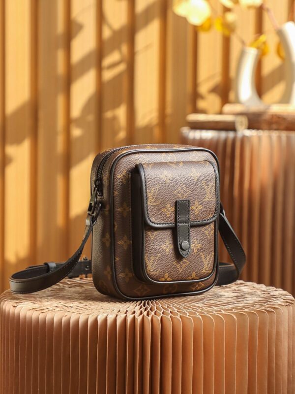 LC711 – Louis Vuitton 𝐂𝐇𝐑𝐈𝐒𝐓𝐎𝐏𝐇𝐄𝐑 M69404 Top Quality