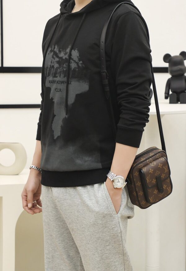 LC711 – Louis Vuitton 𝐂𝐇𝐑𝐈𝐒𝐓𝐎𝐏𝐇𝐄𝐑 M69404 Top Quality