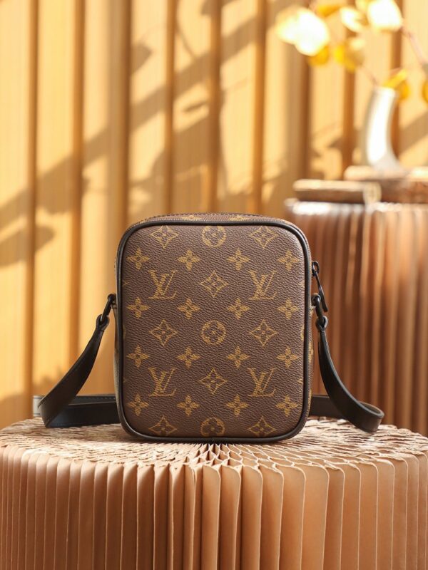 LC711 – Louis Vuitton 𝐂𝐇𝐑𝐈𝐒𝐓𝐎𝐏𝐇𝐄𝐑 M69404 Top Quality