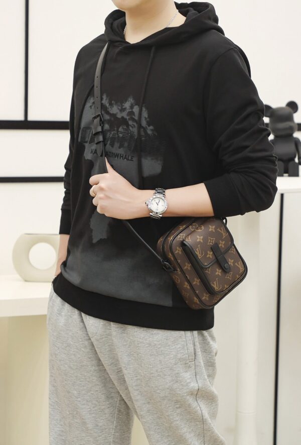 LC711 – Louis Vuitton 𝐂𝐇𝐑𝐈𝐒𝐓𝐎𝐏𝐇𝐄𝐑 M69404 Top Quality