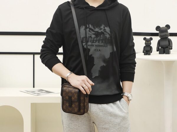 LC711 – Louis Vuitton 𝐂𝐇𝐑𝐈𝐒𝐓𝐎𝐏𝐇𝐄𝐑 M69404 Top Quality