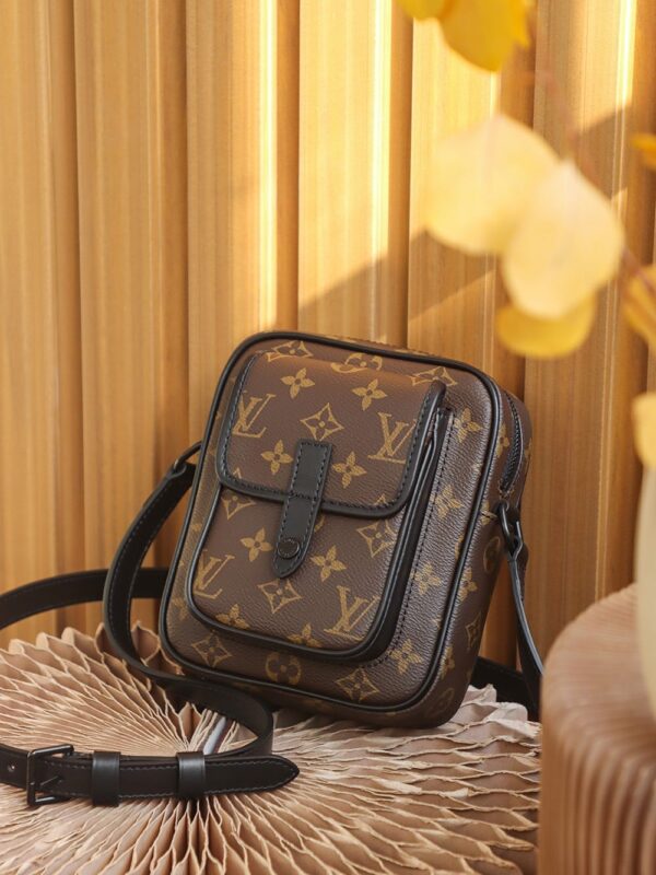 LC711 – Louis Vuitton 𝐂𝐇𝐑𝐈𝐒𝐓𝐎𝐏𝐇𝐄𝐑 M69404 Top Quality
