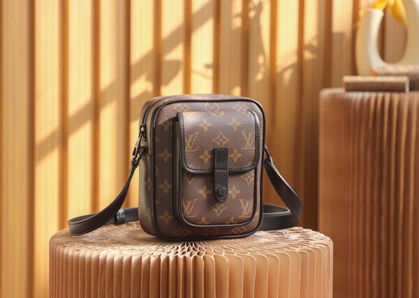 LC711 – Louis Vuitton 𝐂𝐇𝐑𝐈𝐒𝐓𝐎𝐏𝐇𝐄𝐑 M69404 Top Quality