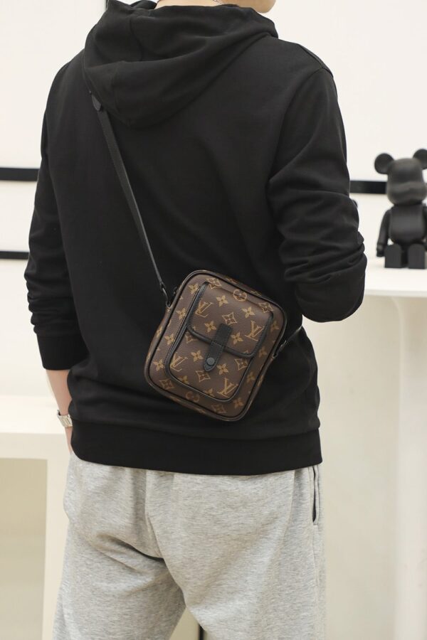 LC711 – Louis Vuitton 𝐂𝐇𝐑𝐈𝐒𝐓𝐎𝐏𝐇𝐄𝐑 M69404 Top Quality