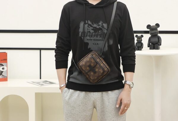 LC711 – Louis Vuitton 𝐂𝐇𝐑𝐈𝐒𝐓𝐎𝐏𝐇𝐄𝐑 M69404 Top Quality