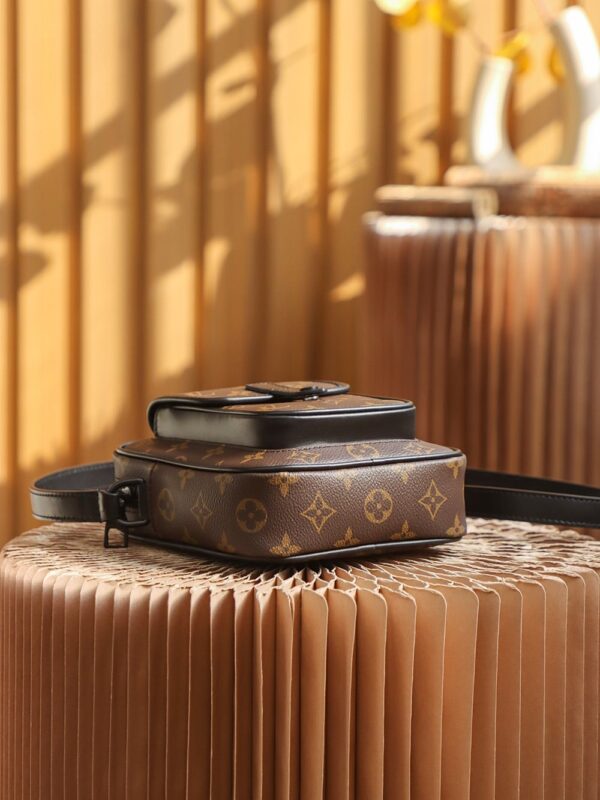 LC711 – Louis Vuitton 𝐂𝐇𝐑𝐈𝐒𝐓𝐎𝐏𝐇𝐄𝐑 M69404 Top Quality
