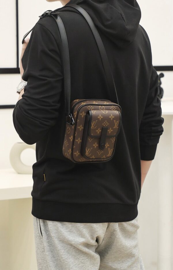 LC711 – Louis Vuitton 𝐂𝐇𝐑𝐈𝐒𝐓𝐎𝐏𝐇𝐄𝐑 M69404 Top Quality