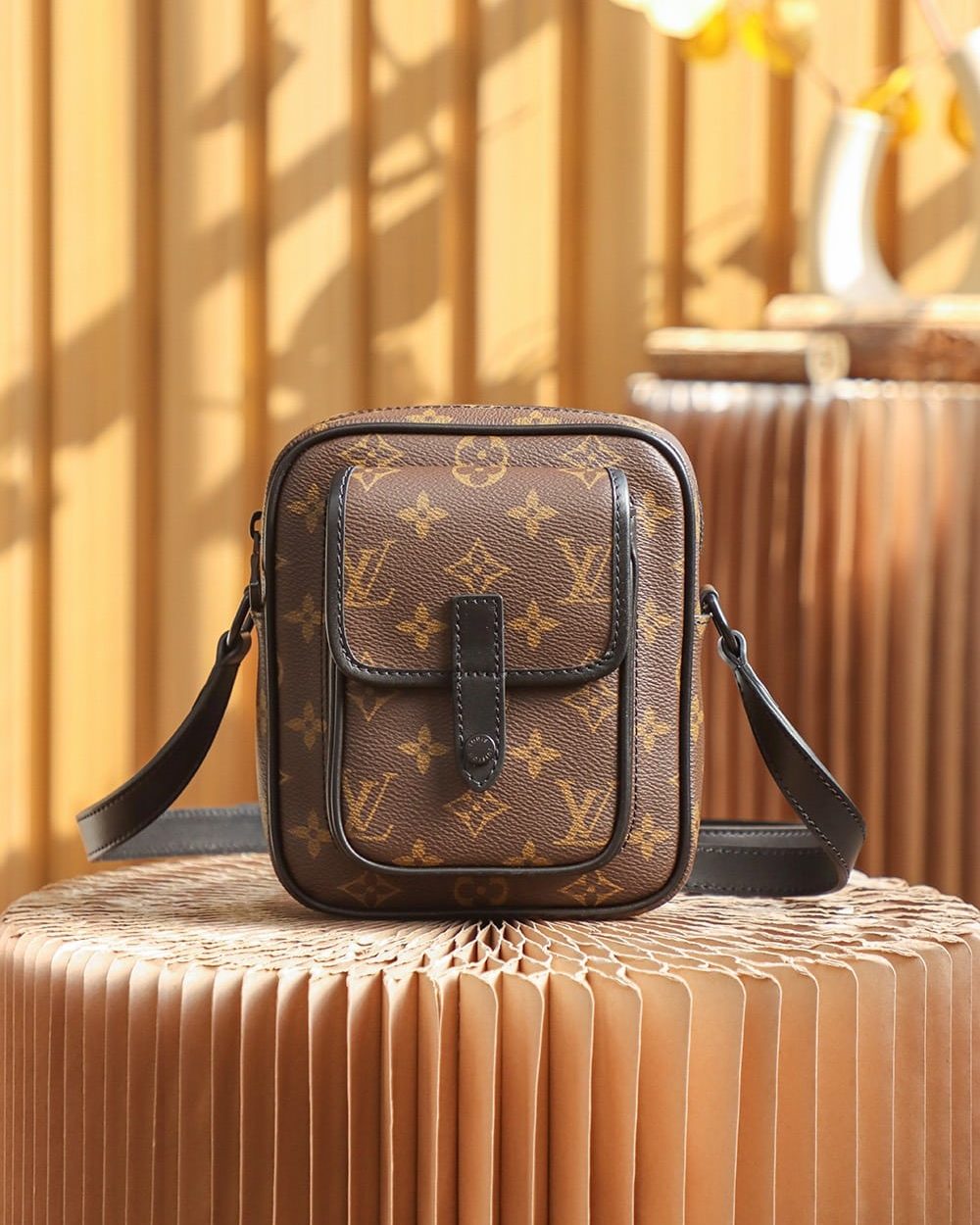 LC711 – Louis Vuitton 𝐂𝐇𝐑𝐈𝐒𝐓𝐎𝐏𝐇𝐄𝐑 M69404 Top Quality