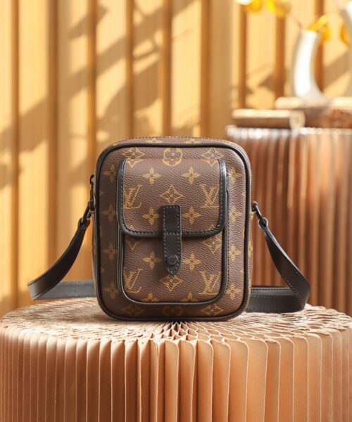 LC711 – Louis Vuitton 𝐂𝐇𝐑𝐈𝐒𝐓𝐎𝐏𝐇𝐄𝐑 M69404 Top Quality
