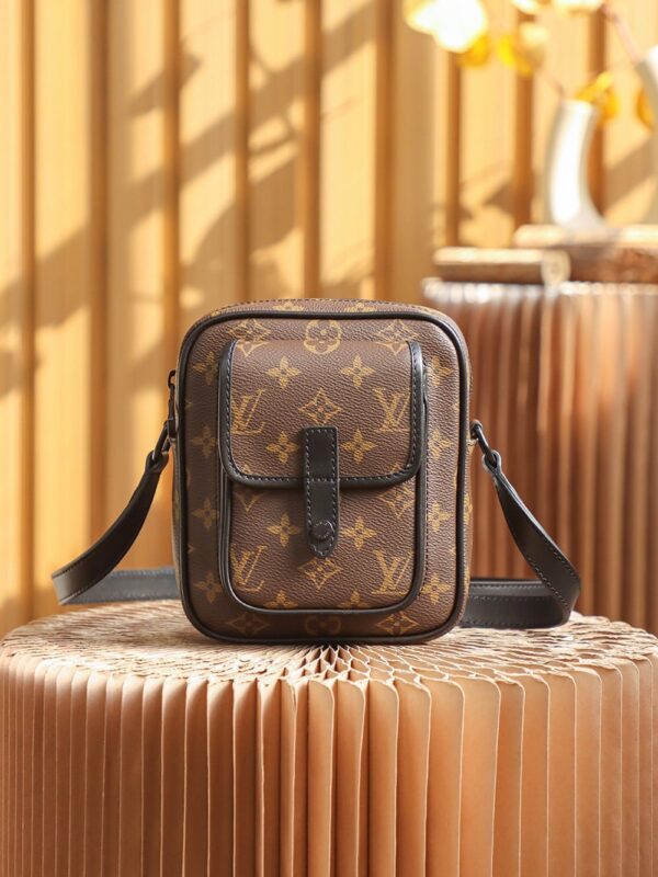 LC711 – Louis Vuitton 𝐂𝐇𝐑𝐈𝐒𝐓𝐎𝐏𝐇𝐄𝐑 M69404 Top Quality