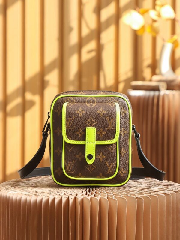LC712 – Louis Vuitton 𝐂𝐇𝐑𝐈𝐒𝐓𝐎𝐏𝐇𝐄𝐑 M69404 Top Quality