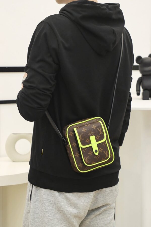 LC712 – Louis Vuitton 𝐂𝐇𝐑𝐈𝐒𝐓𝐎𝐏𝐇𝐄𝐑 M69404 Top Quality