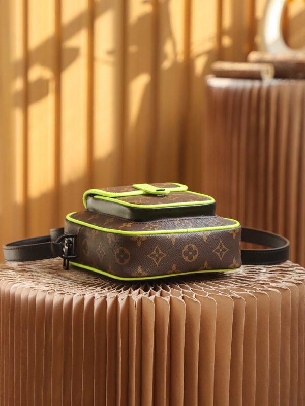LC712 – Louis Vuitton 𝐂𝐇𝐑𝐈𝐒𝐓𝐎𝐏𝐇𝐄𝐑 M69404 Top Quality