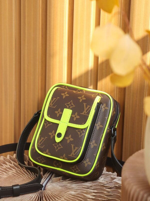 LC712 – Louis Vuitton 𝐂𝐇𝐑𝐈𝐒𝐓𝐎𝐏𝐇𝐄𝐑 M69404 Top Quality