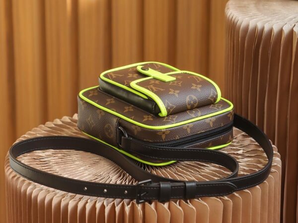 LC712 – Louis Vuitton 𝐂𝐇𝐑𝐈𝐒𝐓𝐎𝐏𝐇𝐄𝐑 M69404 Top Quality