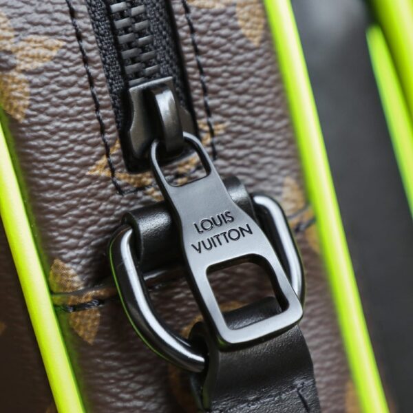 LC712 – Louis Vuitton 𝐂𝐇𝐑𝐈𝐒𝐓𝐎𝐏𝐇𝐄𝐑 M69404 Top Quality