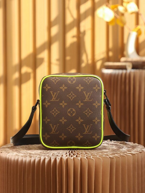 LC712 – Louis Vuitton 𝐂𝐇𝐑𝐈𝐒𝐓𝐎𝐏𝐇𝐄𝐑 M69404 Top Quality