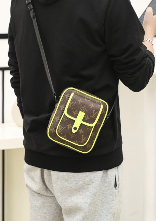 LC712 – Louis Vuitton 𝐂𝐇𝐑𝐈𝐒𝐓𝐎𝐏𝐇𝐄𝐑 M69404 Top Quality