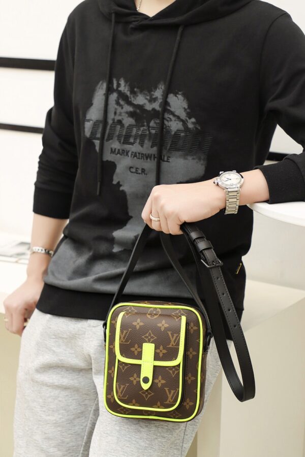 LC712 – Louis Vuitton 𝐂𝐇𝐑𝐈𝐒𝐓𝐎𝐏𝐇𝐄𝐑 M69404 Top Quality