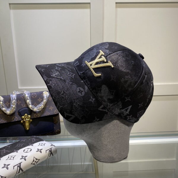 Louis Vuitton Be My Cap In Black