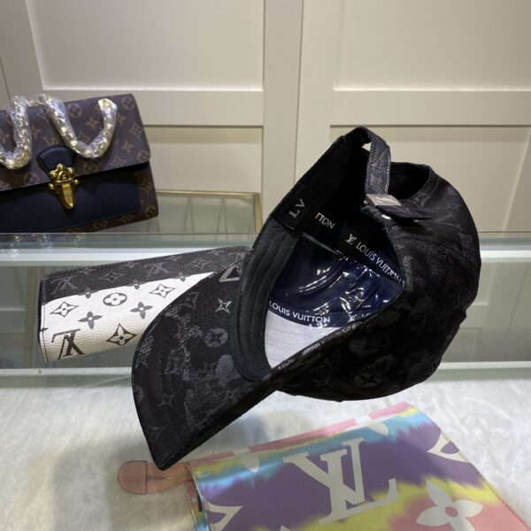 Louis Vuitton Be My Cap In Black
