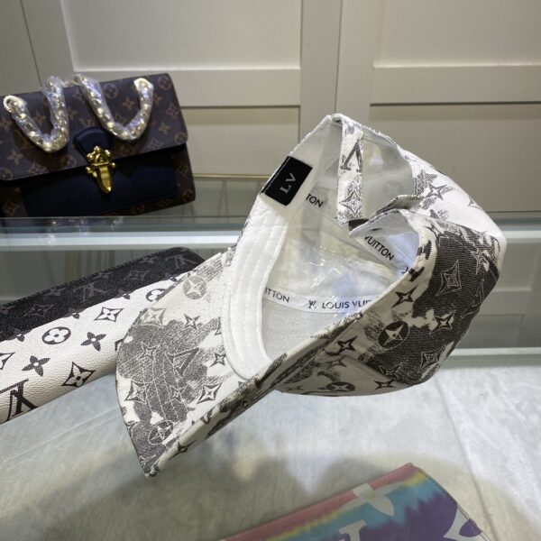 Louis Vuitton Be My Cap In Grey