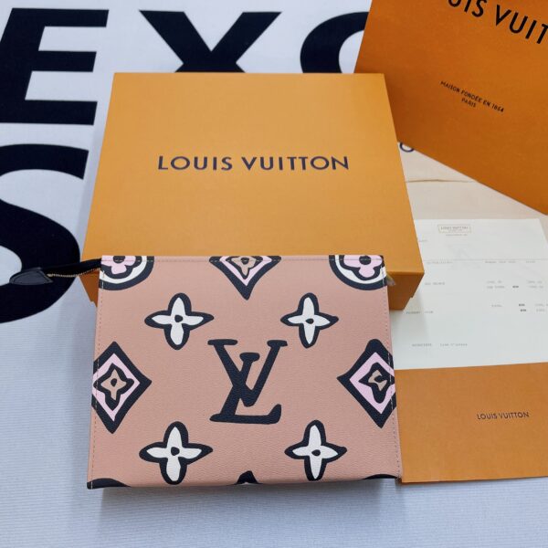1:1 Replica Louis Vuitton Cosmetic Toiletry Pouch 26 Waxed Monogram Canvas Beige  For Women, Women's Wallets 9.8in/25cm LV M80752
