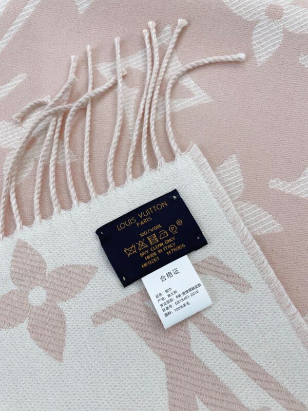 Louis Vuitton Essential Monogram Beige/Rose Scarf 180cm/71in M77854