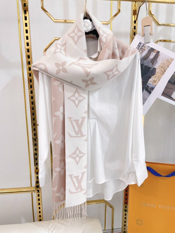 Louis Vuitton Essential Monogram Beige/Rose Scarf 180cm/71in M77854