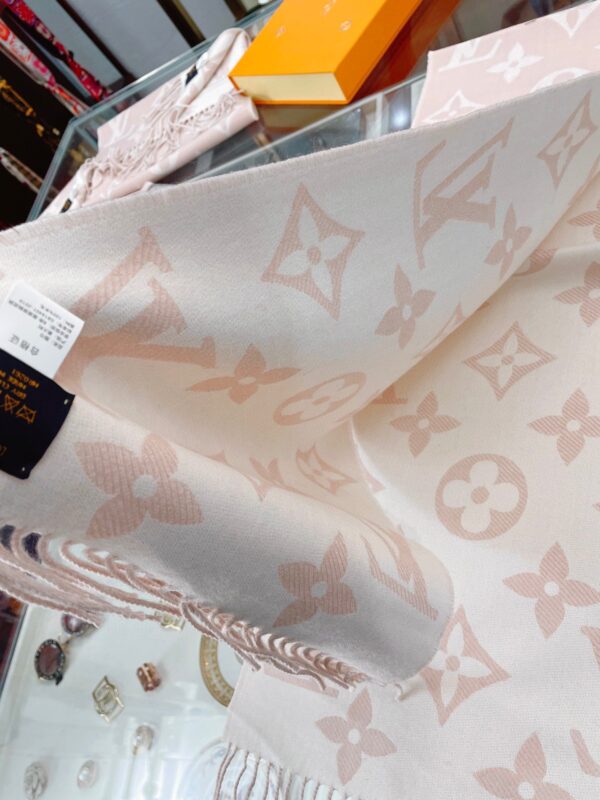 Louis Vuitton Essential Monogram Beige/Rose Scarf 180cm/71in M77854