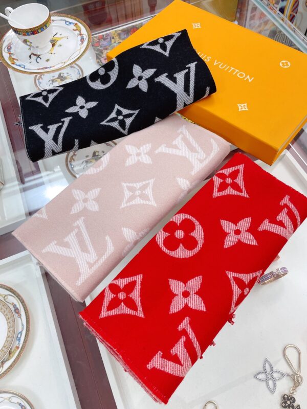 Louis Vuitton Essential Monogram Beige/Rose Scarf 180cm/71in M77854