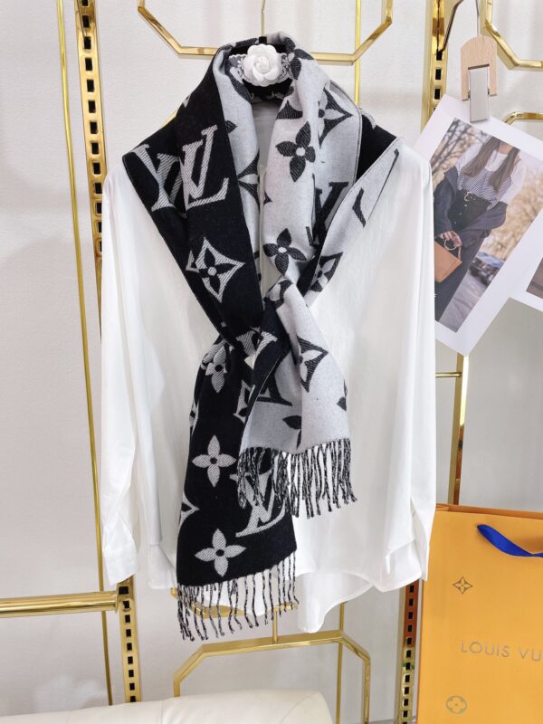 LV Essential Monogram Black/White Scarf