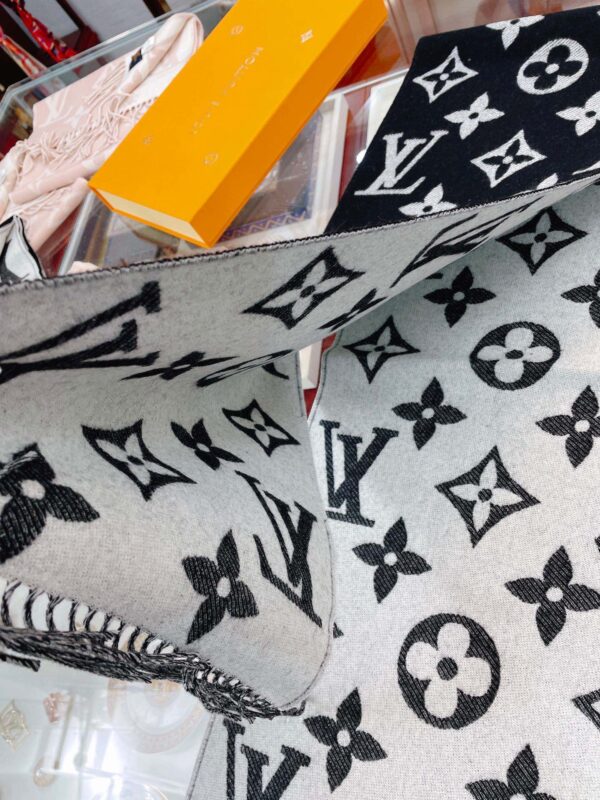 LV Essential Monogram Black/White Scarf